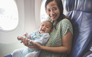小寶寶初次搭機越洋 媽媽一個舉動暖爆全艙
