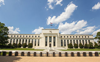 美联储维持利率不变 年内或降息一次