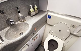 有空服員希望乘客在飛機上不要打赤腳或只穿著襪子上廁所。圖為飛機上的廁所。（Shutterstock）