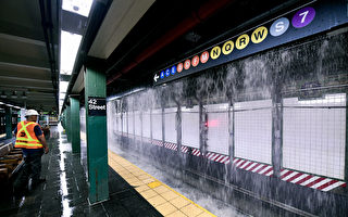 纽约时代广场附近水管破裂 180万加仑水流入地铁站