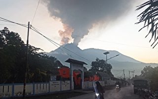 印尼火山爆发 逾2000人撤离 机场关闭