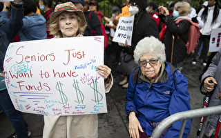 抗議紐約市長亞當斯削減老人預算 數百人市府外示威