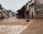 安徽黄山洪水冲走房屋车辆 多人失联