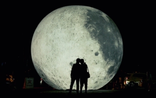 台东六米月球现身 吸引民众近距离望月合影